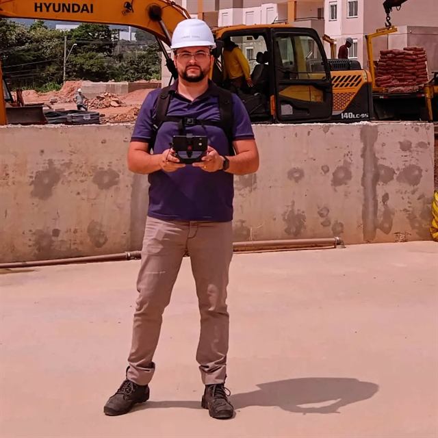 Piloto da MoviDrone operando o drone em canteiro de obras