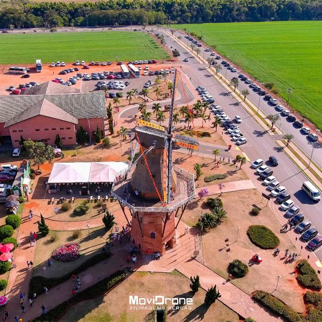 Moinho de Holambra em dia de evento — foto aérea com drone